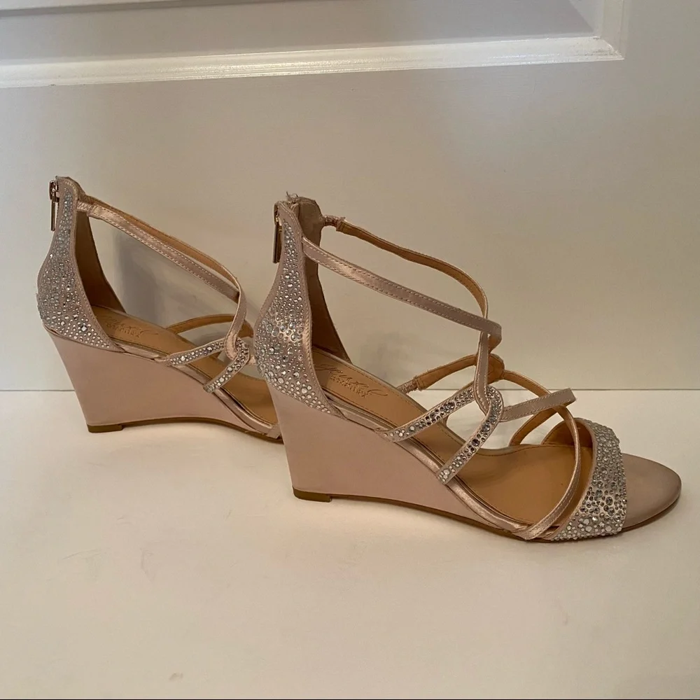 BADGLEY MISCHKA JEWEL SHOES WEDGE TAN FABRIC SATIN CRYSTALS STRAPPY Size 8